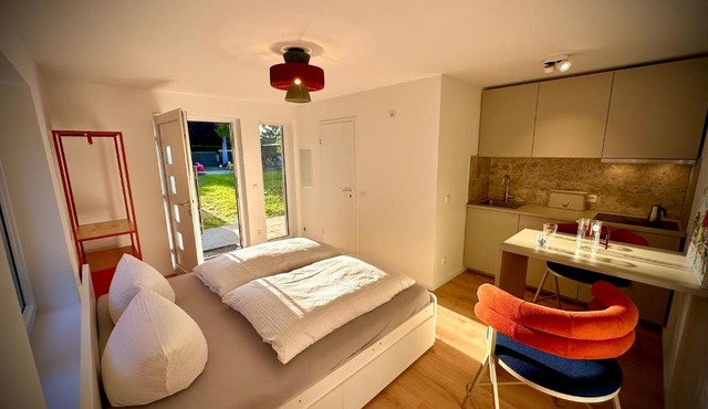 Stylisches See-Studio mit Badezugang & Garten