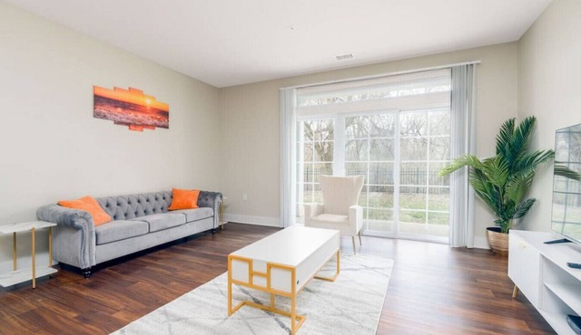 Stylish 1BR in at the Crossing