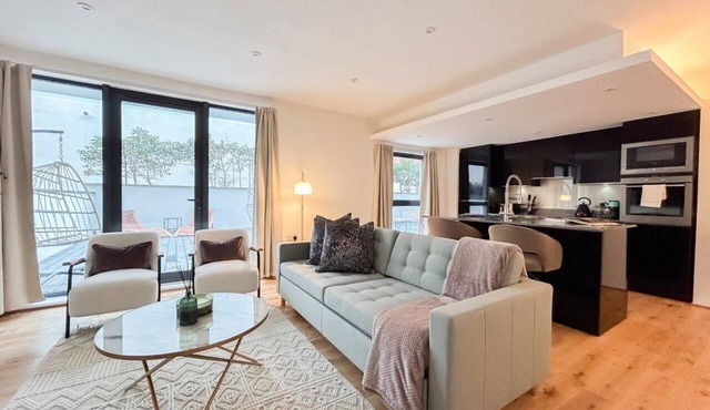 Stylish 2 bed flat with large terrace and parking