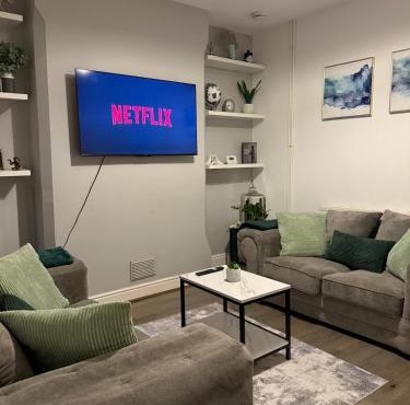 Stylish 2-Bed, Free Parking, Netflix, Coffee Machine, 5 mins from City Centre