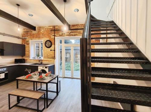 Stylish 2-Bed Home Near A11