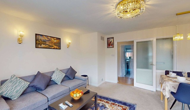 Stylish 2-bed Reading apartment stay with parking