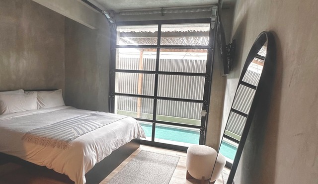 Stylish 2 Bedroom + pool Beachfront Suite king & queen bed Sunsets beach walk