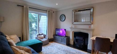 Stylish 2BDR Apt with Large Balcony near City