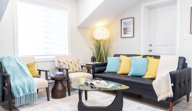 Stylish 2bed, 2bth Apt. Close to Malls & 25 Mins to Toronto