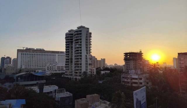 Stylish 2BHK near Lokhandwala, Kokilaben & NESCO