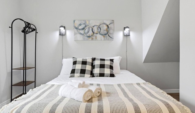 Stylish 2BR 1 Bath Haven with WiFi & Parking