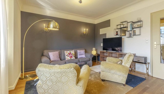 Stylish 2BR Apt with Balcony & Views near Center