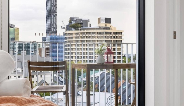 Stylish 2BR Retreat Walk to shop & Local Hotspots