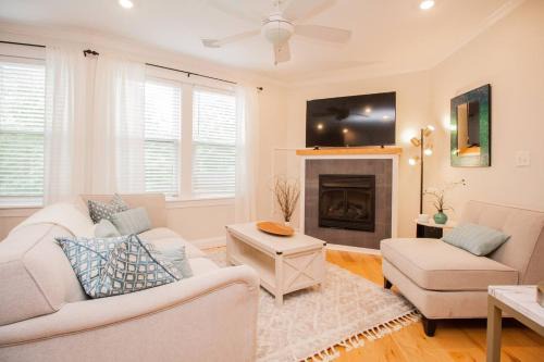 Stylish 2BR w Full Kitchen, Laundry & Cen Air