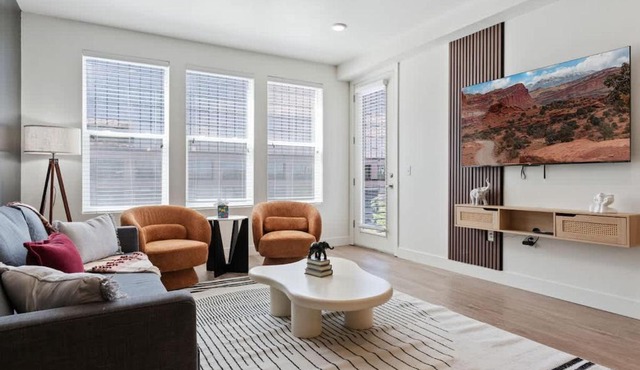 Stylish 2BR w Parking, Near Temple Sq & Delta Ctr
