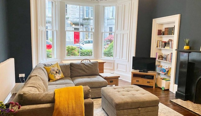 Stylish 3 bed 2 bath Meadows main door garden apt