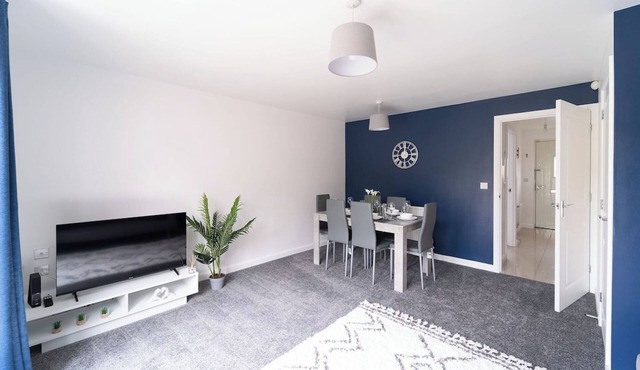 Stylish 3-bed Gloucester house with Free Parking
