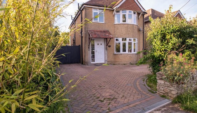 Stylish 3-Bedroom House with big Garden & Parking