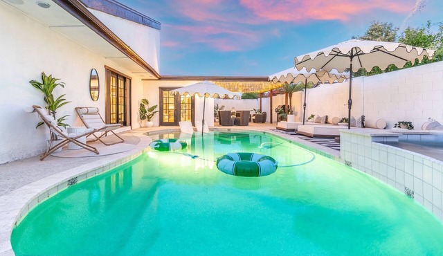 Stylish 3B 2B house with Yoga room, sauna, hot tub, pool, & patio-sleeps 9