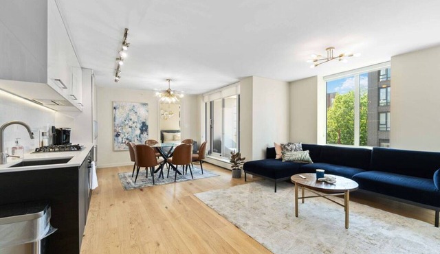 Stylish 3BD Chinatown Condo | Rooftop & City Views