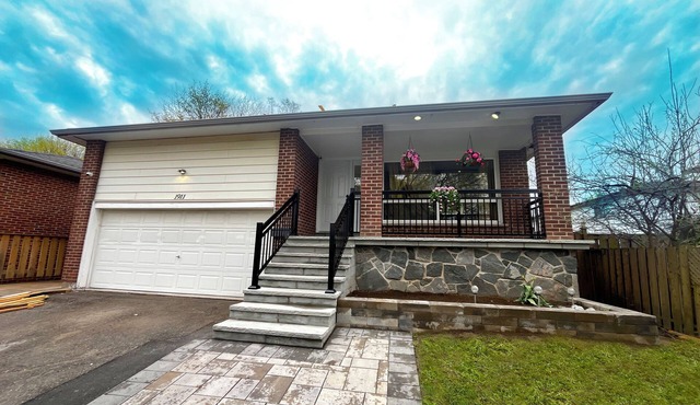 Stylish 3bdrm, 2bth house with 2 parking House