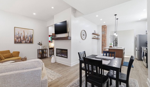 Stylish 3BR. 5 Min to Downtown. Garage+Fenced Yard