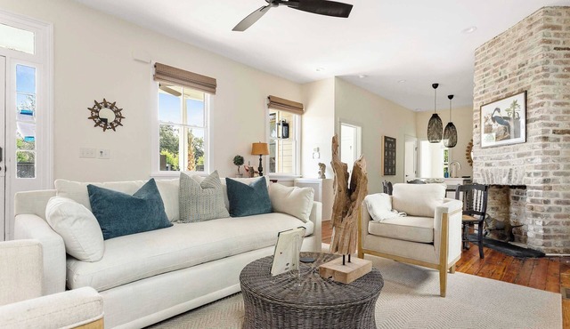 Stylish 3BR Downtown Escape - Steps to KING ST!