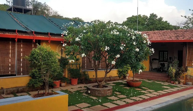 Stylish 3BR Riverside Family/Pet Friendly Cottage with Pool & Treehouse - Karjat