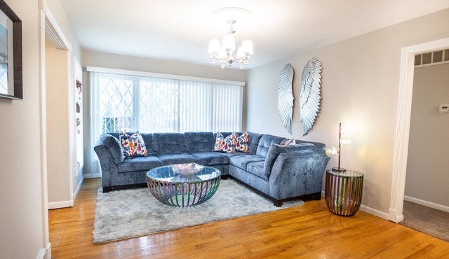Stylish 4 Bdrm with Entertainment Room and Bar by Royal Oak