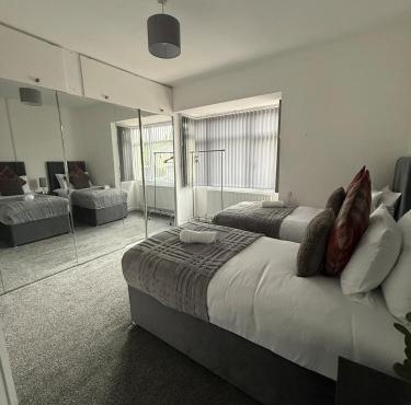 Stylish 4 Bed for long and short term stays