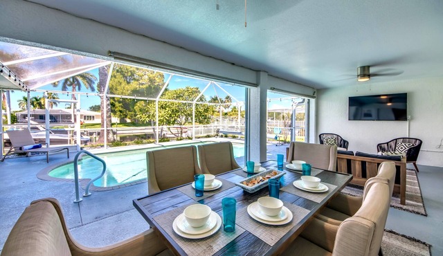 Stylish 4 BR/2 bath waterfront Villa with heated pool/bicycles