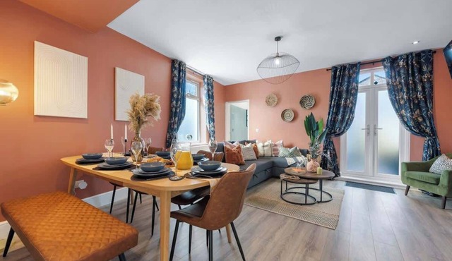 Stylish 4-BR House with Parking, Central location