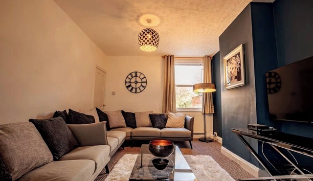 Stylish 4BD Modern Flat in Peaceful Tadworth