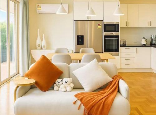 Stylish 4BR Easy CBD Access Walk to Train & Shops