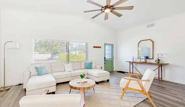 Stylish 4BR Near Siesta Key | Sleeps 8 | Fast WiFi