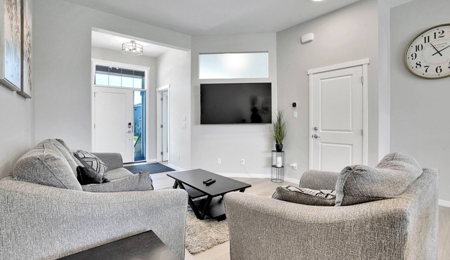 Stylish 6Bdr/4.5Bath/AC/2 full kitchens/2 Remote Workspaces/Lake Access/Games