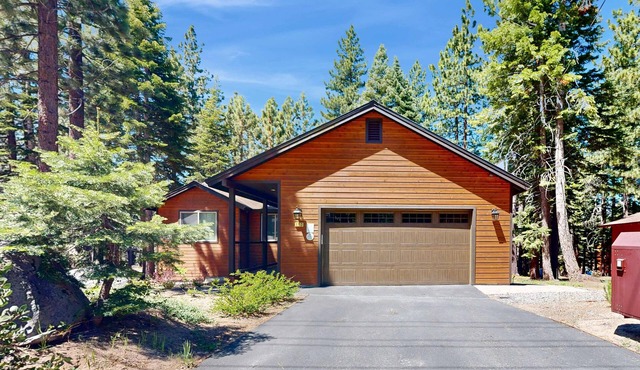 Stylish All-Season Oasis, Fireplace - Easy Access to Skiing, Hiking, Biking