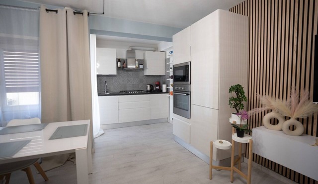 Stylish and Comfortable 2-Bedroom Apartment with Private Balcony