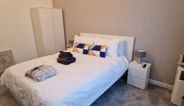 Stylish and Cosy Family Friendly House - Shops, Parks & Quick City Links