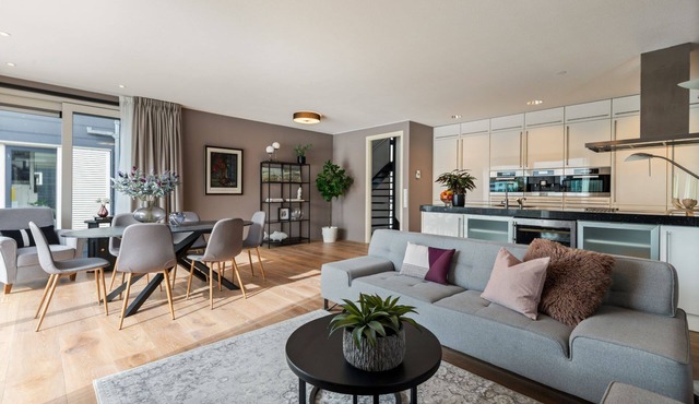 Stylish and fully equipped water villa with a large rooftop terrace — your perfect Amsterdam stay.