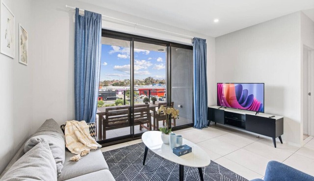 Stylish Apt w/Balcony Easy Access to Everywhere