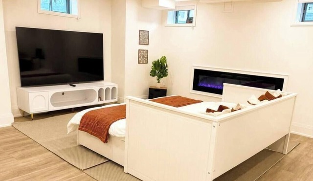 Stylish Basement Studio Near Whitby Waterfront