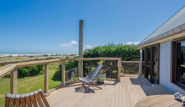 Stylish beach front house with stunning views