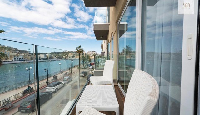 Stylish Beachfront 2 Bedroom Home Near Coast and Dining