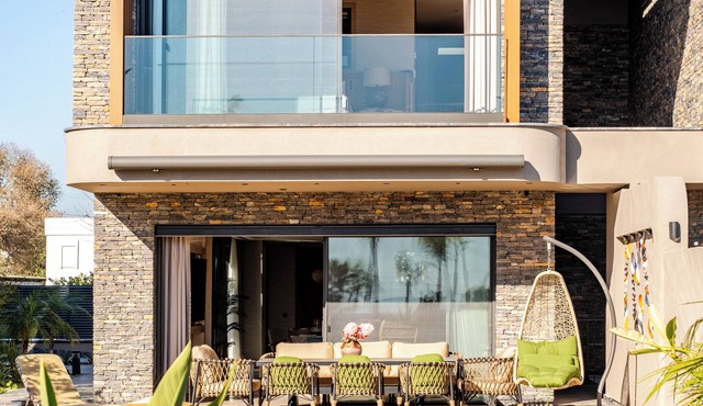 Stylish Beachfront Villa & Pool/Gym/Sauna/SeaView