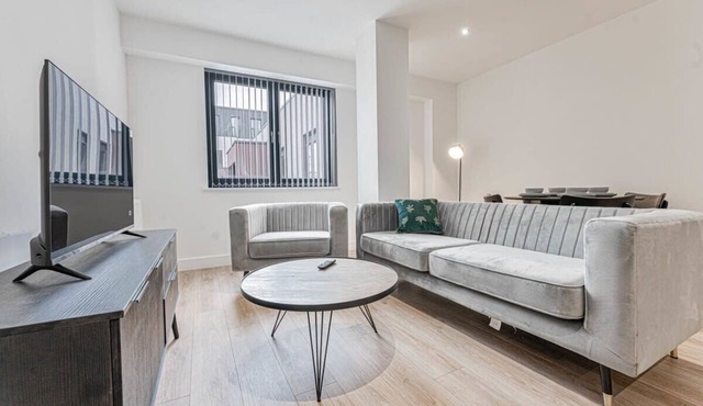 Stylish & Bright 2 Bedroom Apartment in Solihull