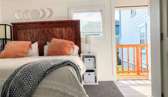 Stylish & Bright , King Bed, Downtown Oasis