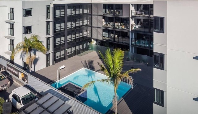 Stylish Central Escape | Walk to Beach & Cafés