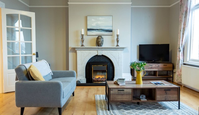 Stylish & Charming Central Apartment