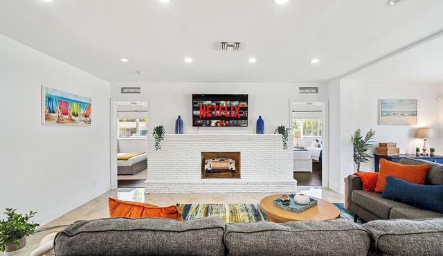 Stylish & Cheerful Stay with Pool in Fort Lauderdale