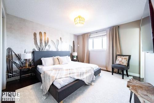 Stylish Chic Home - King Bed - Free Parking & Netflix - Fast Wi-Fi - Long Stays Welcome