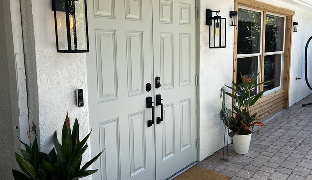 Stylish & comfortable, new Salt Water Hot Tub & 1 mile away from 5th Ave & Beach