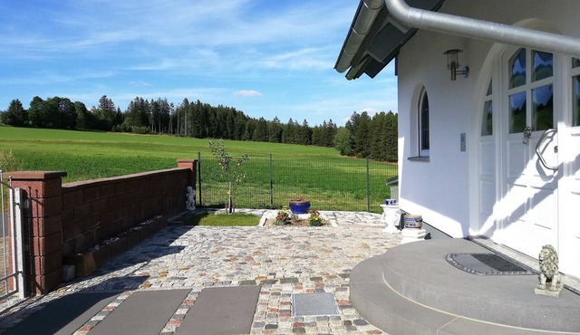 Stylish, comfortable non-smoking vacation apartment with far-reaching views of the countryside