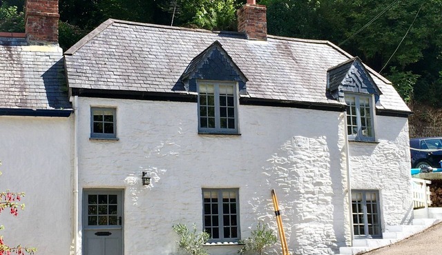 Stylish Cornish waterside cottage on the SW coast path